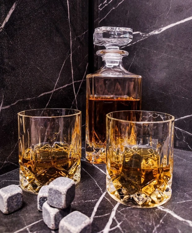 Zestaw do whisky: kryształowa karafka z grawerem+ kryształowe szklanki do whisky z grawerem 2szt w opakowaniu prezentowym ROP11