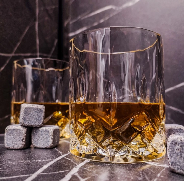 Zestaw do whisky: kryształowa karafka z grawerem+ kryształowe szklanki do whisky z grawerem 2szt w opakowaniu prezentowym ROP11