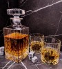 Zestaw do whisky: kryształowa karafka z grawerem+ kryształowe szklanki do whisky z grawerem 2szt w opakowaniu prezentowym ROP11