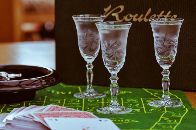 Zestaw 24 elementy: kryształowe kieliszki do likieru, kryształowe kieliszki do wina, kryształowe szklanki do whisky, kryształowe kieliszki do szampana MZ24/2
