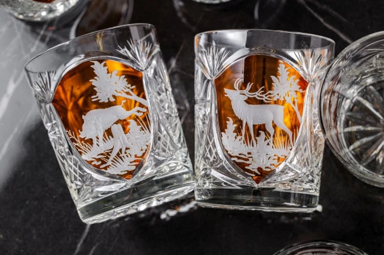 Prezent dla myśliwego – kryształowe szklanki do whisky z motywem myśliwskim bursztynowe MK80 2szt